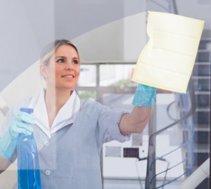 Mitarbeiterin bei der Glasreinigung.